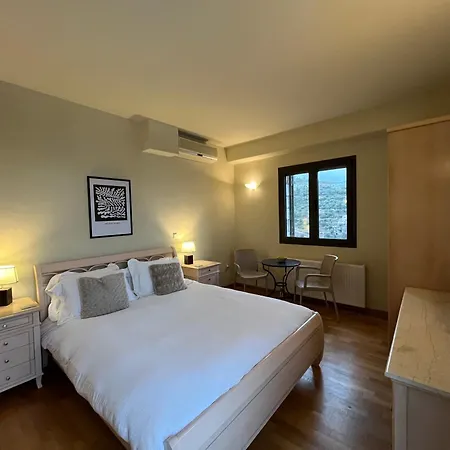 Villa Entire 6 Bed Ensuite - Infinity Pool Megali Mantineia