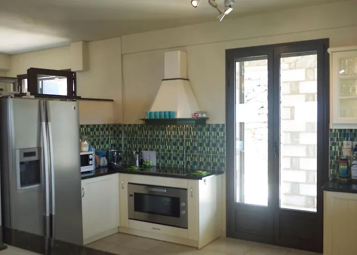 Entire 6 Bed Ensuite - Infinity Pool וילה Megali Mantineia