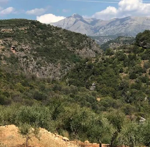 Entire 6 Bed Ensuite - Infinity Pool וילה Megali Mantineia